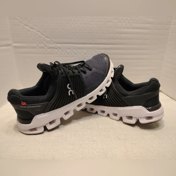 On Cloud Helion, Women #9 US , Running Shoes - Picture 9 of 10